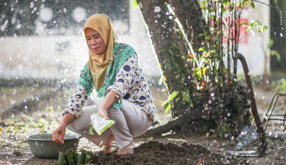Nur, from Indonesia, is a member of the Paniis Village Women's Association, a group who are tackling climate change by pooling resources to cultivate crops together.